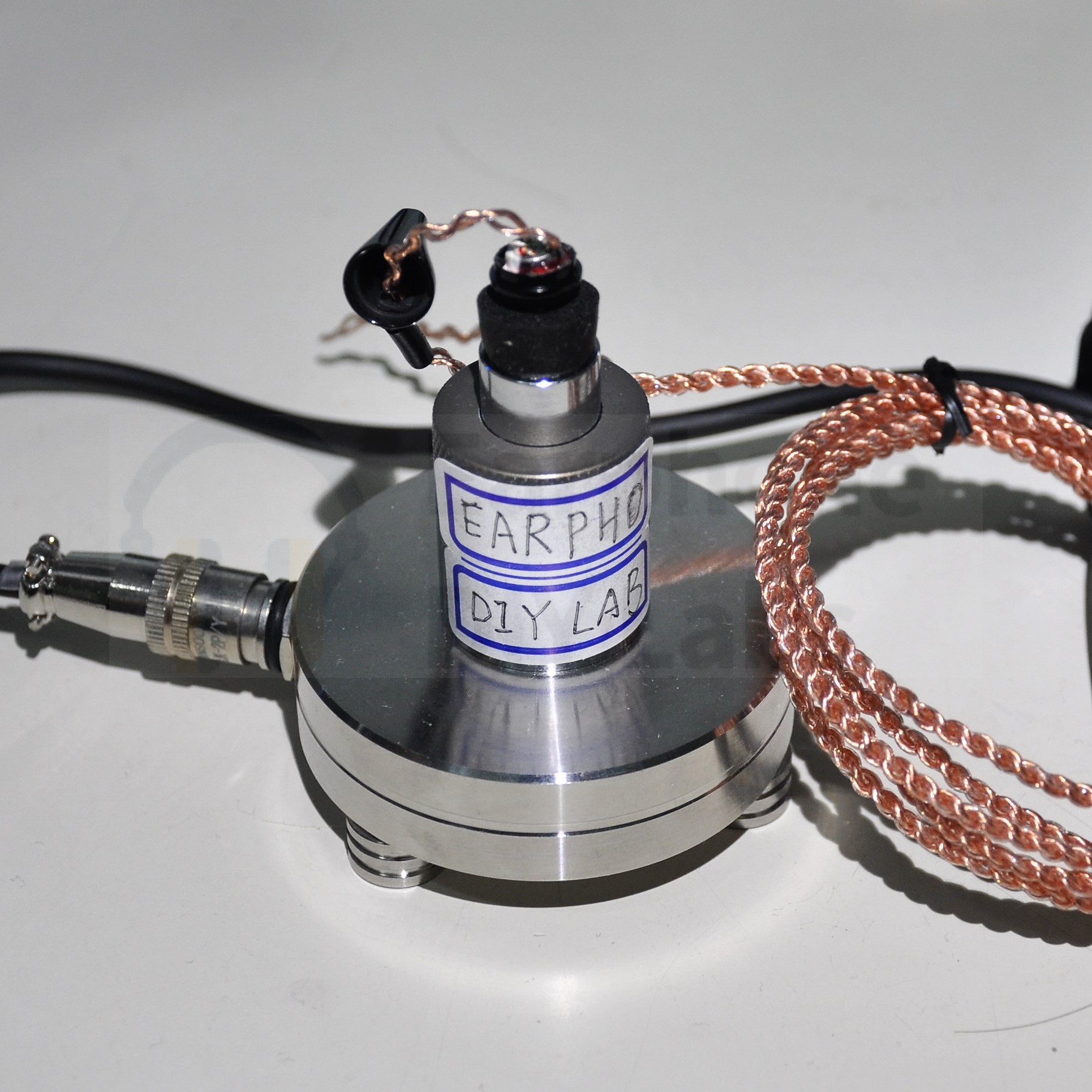 The IEC 711 coupler measuring (open space) the Ultra Low THD Titanium Driver Unit and 6N OCC cable Kit